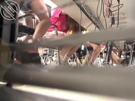 终于抄到隔壁班花底了，不过这是没穿内裤吗？真是个骚货，每天偷拍，喜欢的来2