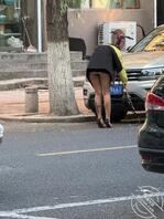 骚逼，马路上漏内裤，跟吸毒一样