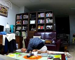 真实，震惊，摄像头破解拍到儿媳趁着家里婆婆和儿子不在，和公公在地板上操逼1