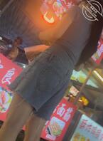 偷拍别人老婆的大白腿，大屁股