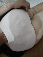 一手把着老婆的大肉臀真的是爽歪歪啊！各位色友们要不要我把这水裤脱掉呢1