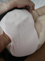 一手把着老婆的大肉臀真的是爽歪歪啊！各位色友们要不要我把这水裤脱掉呢