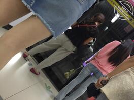 想不想看她的丝袜裙底 洁白无暇的丝袜真透 这脸看的我就想操2