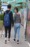 露脸偷拍去开房路上的两对蓝色紧身牛仔裤大屁股翘臀大学生情侣0