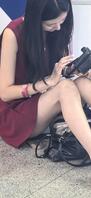红裙白底美女