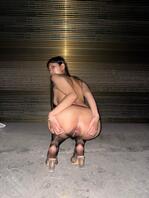 骚母狗高彤宇户外露出调教，穿着丝袜高跟一脸贱样主动掰开骚逼供人欣赏围观！1