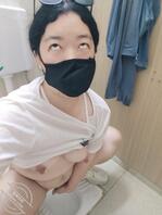 让白虎肥臀母狗在地铁厕所露出，还要把门打开！1