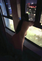 开窗操楼下车来人往