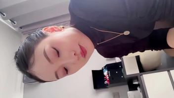 富婆酒吧约男模，有钱真好，连逼都是定期保养，稍微一摸就水汪汪的