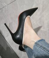 前台女同事放在办公桌下的鞋子1