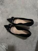 前台女同事放在办公桌下的鞋子2