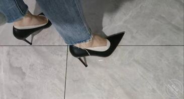 前台女同事放在办公桌下的鞋子