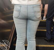 捕捉紧身牛仔裤又开始喽0