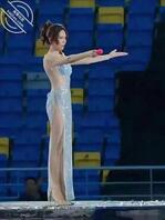 这裙子到底图个啥？设计出来这种衣裳，真是让人哭笑不得！0