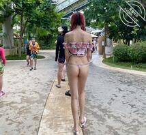 妹子户外多人前极限露出2