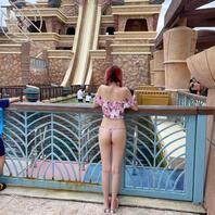 妹子户外多人前极限露出