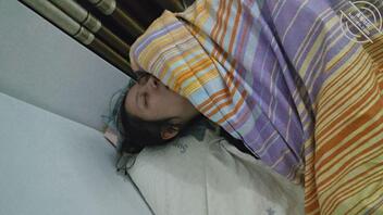 偷看骚妈的大奶子2