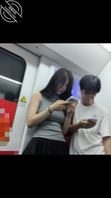 地铁偷拍黑丝小姐姐，身材高挑惹人遐想
