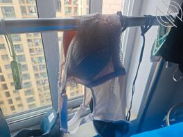 打胶扫楼，内衣都不挂楼道了1