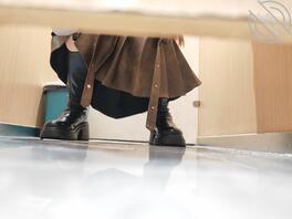 原创厕拍 小姐姐的裙子太挡害，勉强拍到粉色的小痔疮2