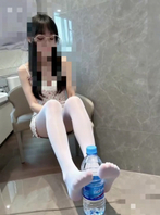 研二眼镜美女穿着睡裙白丝足交瓶子呻吟太骚