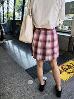 偷拍黑色紧身裤和短裙少女0