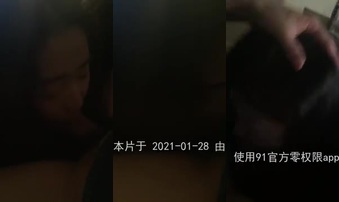 露脸骚货笔记本还挂着微信和男友聊天