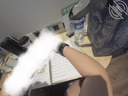 女儿说过万粉，线下见一个网友和爸爸一起玩。被爸爸打扰的作业都写不好了0