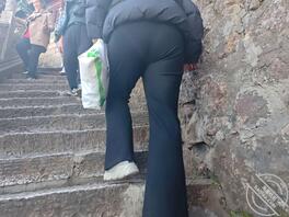 过年回忆——偷拍姨妈的大屁股，玩她的内衣胸罩，请她喝精液水2