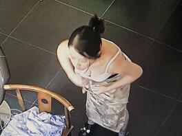 偷拍大奶子丈母娘换衣服 下次一定拍到她的大骚逼1