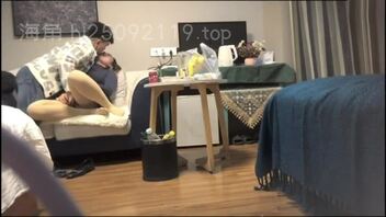 为了解决我的恋母情结妈妈被我按倒在床上爆操，我把妈妈操到浪叫呻吟喷水