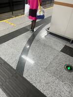 原创分享-抄底酒店刚出来一母狗走路都走不稳，视频后面发