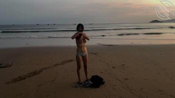 【露出专题】骚逼海滩全裸露出，惊呆路人1