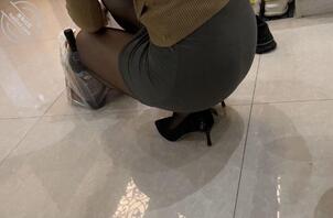 (原创)整日面对黑丝包臀裙老妈,控制不住自己,趁老爸不在,把她强干内射了0