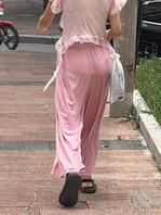 街头偶遇身材不错的妹子，大家来看看是不是姨妈来了。1