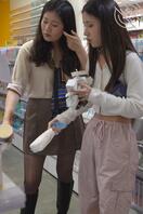 带女儿买东西的极品熟女，黑丝白内1