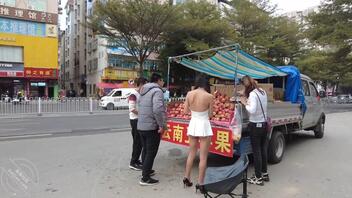 骚逼穿着透视短裙人前露出买水果1