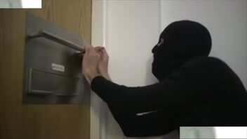 乱伦妈妈还把儿子的精液，涂在吐司上给爸爸吃