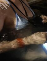 温泉池偷拍比基尼人妻2