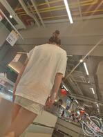 超市抄底短裙小美女，看看穿的是什么内裤？1