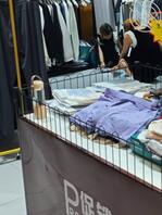偷拍高速服务区卖衣服的少妇0