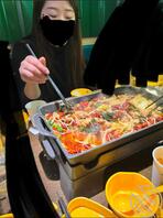 嫂子来我家住一晚，拍几张生活照，身材是真不错啊，细高挑2