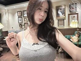 我同学老是发这些视频给我 他是什么想法0