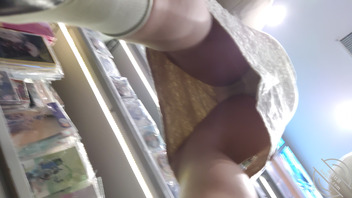 抄底馒头穴旗袍学生妹 前侧黑森林1