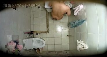 小姨来我家，偷拍妈妈和小姨洗澡