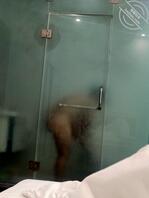 绿母儿偷拍骚妈洗澡