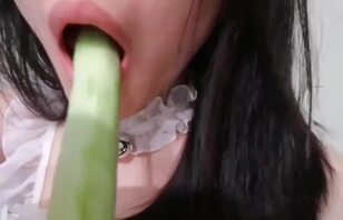 骚货妈妈，用大黄瓜抽插自己