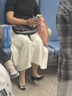 （74）候车福利 偷拍俏少妇的性感高跟鞋0