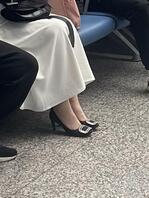 （74）候车福利 偷拍俏少妇的性感高跟鞋1