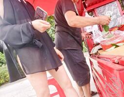 【露出系列】穿性感透视衫在路边买草莓，老头时而偷看下面2